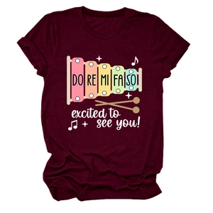 Détail de l'imprimé xylophone et texte excited to see you sur le T-shirt bordeaux