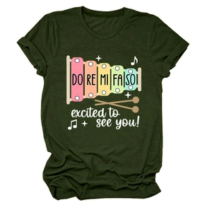 Gros plan d'un T-shirt vert olive à col rond avec un imprimé de xylophone coloré