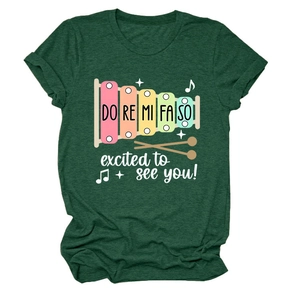 Détail d'un t-shirt vert foncé avec imprimé xylophone coloré et slogan musical joyeux