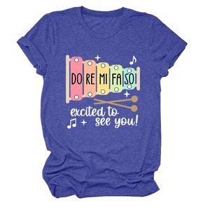 Détail d'un t-shirt bleu chiné avec un imprimé xylophone coloré et un texte musical