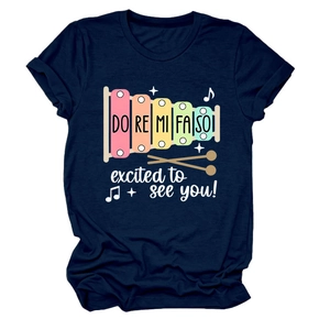 Détail du t-shirt bleu marine avec graphique de xylophone coloré et texte excited to see you