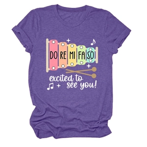 Détail d'un t-shirt à manches courtes et col rond avec motif de xylophone coloré