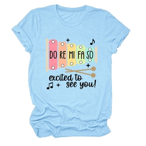T-shirt bleu clair à col rond avec motif de xylophone et slogan Excited to See You