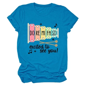Détail du t-shirt en coton bleu sarcelle avec imprimé xylophone et texte créatif