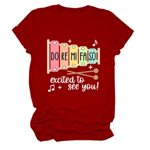 Détail d'un t-shirt en coton rouge avec motif xylophone coloré et slogan musical