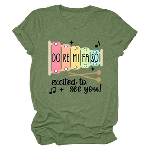 Détail d'un t-shirt en coton vert avec imprimé xylophone coloré et texte musical