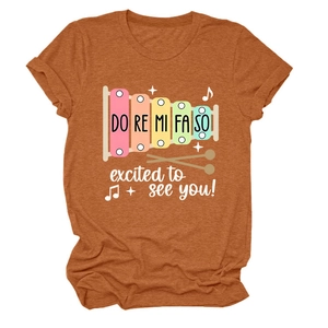 Détail d'un t-shirt à col rond avec motif de xylophone et texte excited to see you