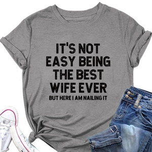 Mise à plat d'un T-shirt gris à slogan noir avec un jean bleu et des baskets