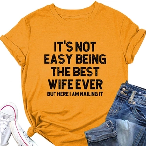 T-shirt slogan en coton jaune avec ourlet noué, jeans et baskets blanches à plat