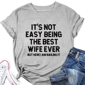 Vue à plat d'un T-shirt en coton gris avec texte imprimé noir et accessoire short en jean