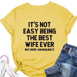 T-shirt en coton jaune avec impression de lettres noires et détail de nœud latéral