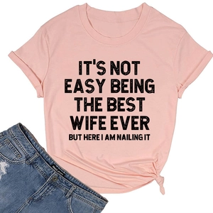 T-shirt rose en coton avec slogan 'it's not easy being' et nœud élégant sur le côté