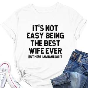 T-shirt en coton blanc avec slogan 'Best Wife Ever' posé à plat avec un short en jean