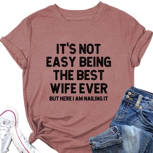 Détail de l'imprimé sur t-shirt femme à col rond en coton décontracté et confortable