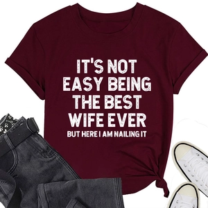 Gros plan du t-shirt bordeaux avec lettrage blanc et style de présentation à plat