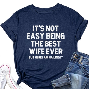 Mise à plat d'un t-shirt bleu marine à col rond avec slogan blanc et accessoires