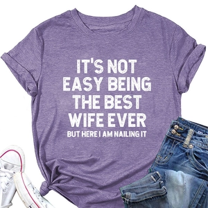 Gros plan du t-shirt violet avec slogan 'Best Wife Ever' blanc et un jean bleu assorti