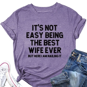 Détail du t-shirt violet avec inscription IT'S NOT EASY et nœud latéral sur le côté