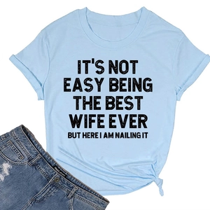 Détail du t-shirt bleu clair avec texte 'Best Wife' et nœud décoratif sur le côté