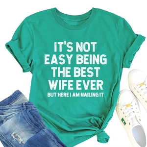 T-shirt turquoise à col rond avec slogan blanc et accessoires décontractés à plat
