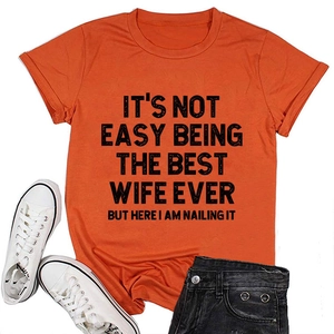 T-shirt orange avec message humoristique, short en jean et baskets sur fond blanc