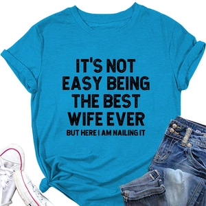 Détail du T-shirt bleu à col rond avec slogan noir imprimé pour un look décontracté