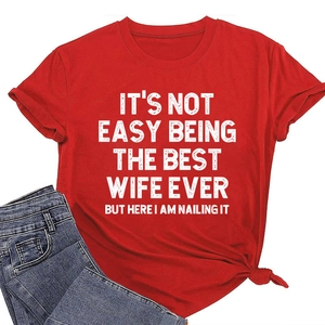 T-shirt en coton rouge avec texte blanc posé à plat avec un jean bleu au style décontracté
