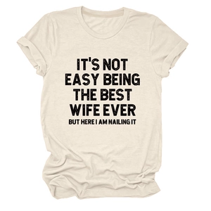 Détail du lettrage vintage sur un t-shirt en coton beige à col rond pour femme