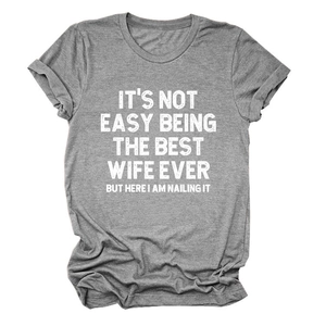 Gros plan de l'imprimé it's not easy being a wife sur le t-shirt gris à col rond