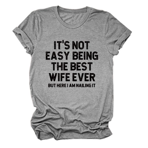 Détail du t-shirt gris avec texte imprimé en noir et col rond en coton doux chiné