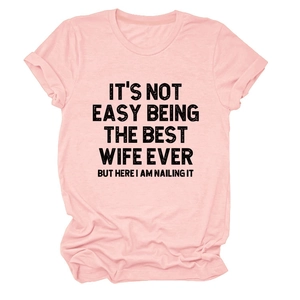 Détail d'un t-shirt rose en coton avec slogan 'Best Wife Ever' imprimé en noir
