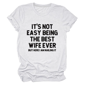 Gros plan sur le slogan humoristique imprimé sur le t-shirt blanc en coton