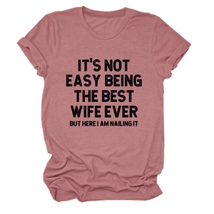 Gros plan du lettrage noir sur le t-shirt en coton rose poudré pour femme