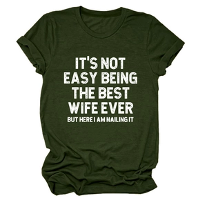Gros plan de l'imprimé 'It's Not Easy Being The Best Wife Ever' sur T-shirt vert armée