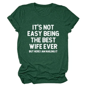 Détail de l'imprimé blanc sur le t-shirt vert forêt à col rond pour femme