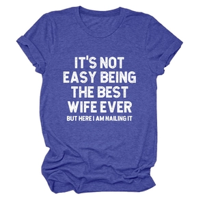Détail à plat du t-shirt bleu à col rond avec citation humoristique pour femme