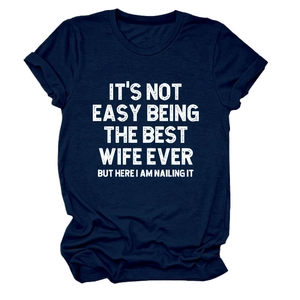 Détail du t-shirt bleu marine en coton avec slogan 'The Best Wife Ever' imprimé en blanc