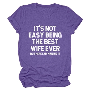 Gros plan du t-shirt violet à col rond avec slogan blanc et texture tricotée