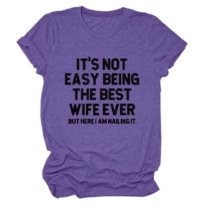Gros plan du slogan noir sur tissu violet chiné pour ce t-shirt décontracté pour femmes