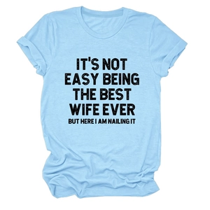 Gros plan sur t-shirt bleu clair en coton avec impression 'IT'S NOT EASY BEING THE BEST WIFE EVER'