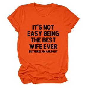 Détail du slogan imprimé sur le t-shirt en coton orange avec un col rond de qualité