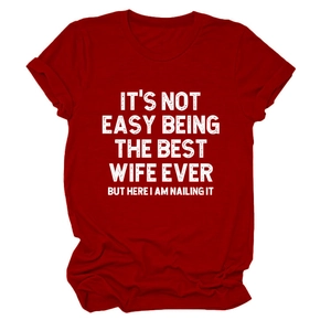 Détail d'un t-shirt en coton rouge avec l'imprimé It's Not Easy Being The Best Wife Ever