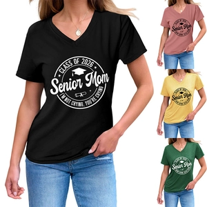 Détails des t-shirts col V Class of 2026 Senior Mom en quatre coloris variés