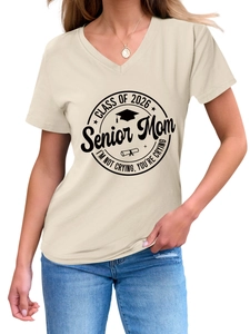 Détail de l'imprimé Class of 2026 Senior Mom sur t-shirt beige en coton avec col en V