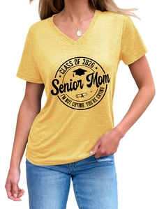 Détail du motif Class of 2026 Senior Mom sur t-shirt jaune gingembre à col en V pour femme