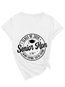 Détail de l'imprimé Class of 2026 Senior Mom sur t-shirt blanc col V avec nœud