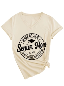 Détail du lettrage Class of 2026 Senior Mom sur un t-shirt beige à col en V