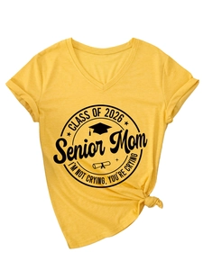 Détail du t-shirt jaune à col en V avec impression Class of 2026 Senior Mom