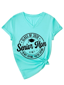 Détail du t-shirt vert menthe à col en V avec imprimé Class of 2026 Senior Mom et nœud