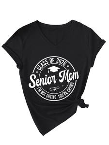 Détail de l'imprimé Class of 2026 Senior Mom sur un t-shirt noir à col en V pour femme